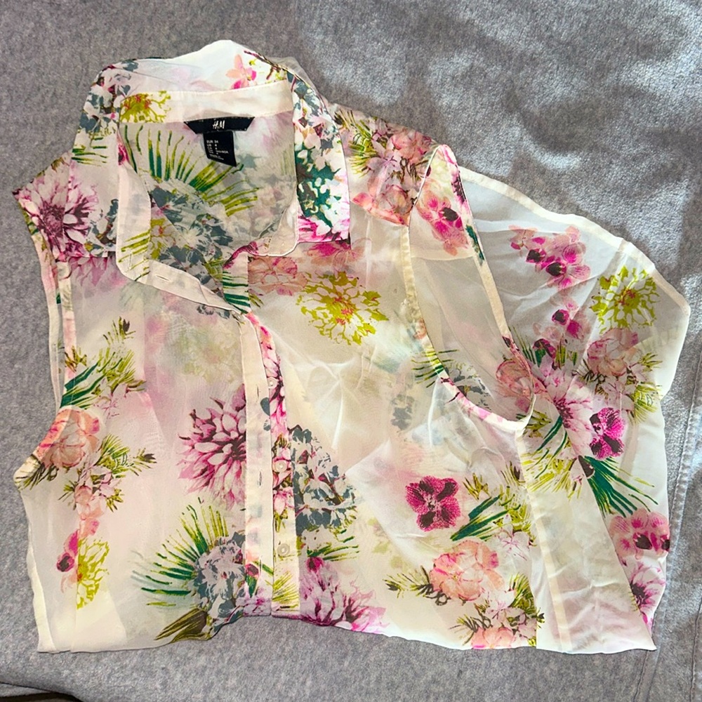 H&M size 4 sheer sleeveless button down blouse